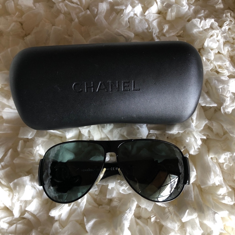 CHANEL Aviator black sunglasses.